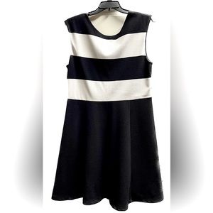XL 21” P2P Alfani Black and White Color-block Midi V back Dress has some stretch